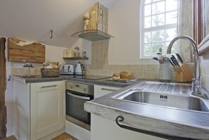 Microwave, oven, cookware/dishes/utensils - 1 Bed in Woodbridge (oc-tcl) (Badingham)