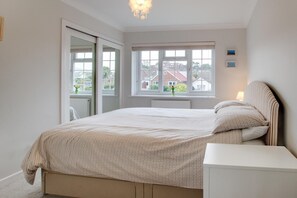 Iron/ironing board, free WiFi, bed sheets - 2 Bed in Swanage (oc-wy344) (Swanage)