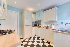 Mikroaaltouuni, uuni, astianpesukone, syöttötuoli