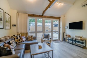 TV - 2 Bed in Bournemouth (oc-t33017) (Bournemouth)