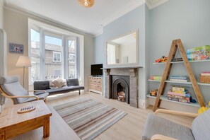 TV - 4 Bed in Swanage (oc-wy350) (Swanage)