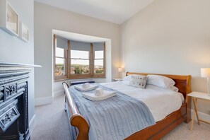 4 bedrooms, iron/ironing board, travel cot, free WiFi - 4 Bed in Swanage (oc-wy350) (Swanage)