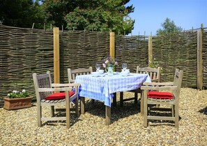 Outdoor dining - 6 Bed in Knodishall (oc-bil) (Knodishall)