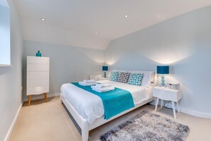 Iron/ironing board, free WiFi, bed sheets - 6 Bed in Knodishall (oc-bil) (Knodishall)