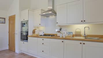 Micro-ondes, four, chaise haute