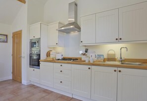 Mikrowelle, Ofen, Hochstuhl, Kochgeschirr/Geschirr/Besteck