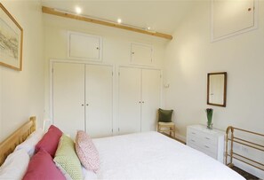 Silitysrauta/-lauta, ilmainen Wi-Fi, vuodevaatteet