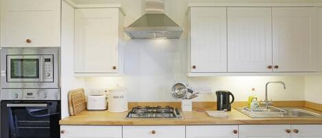 Mikrobølgeovn, ovn, højstol, køkkentøj/tallerkener/redskaber