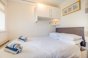 Iron/ironing board, free WiFi, bed sheets