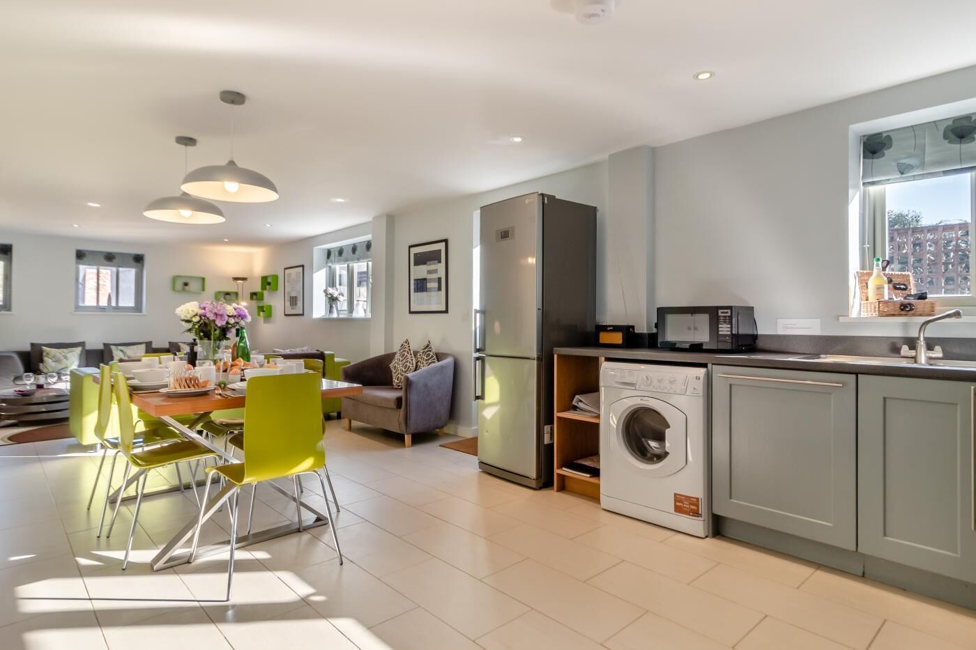 Micro-ondes, four, lave-vaisselle, chaise haute