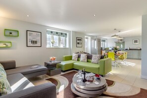 TV, fireplace - 3 Bed in Knodishall (oc-ebco) (Knodishall)