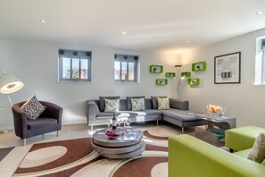 TV, fireplace - 3 Bed in Knodishall (oc-ebco) (Knodishall)