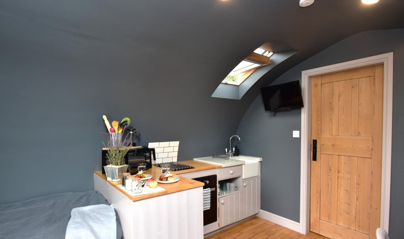 Four, batterie de cuisine, vaisselle et ustensiles