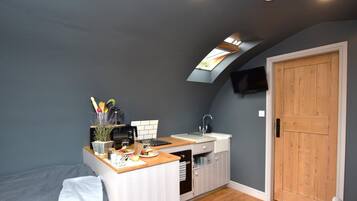 Four, batterie de cuisine, vaisselle et ustensiles