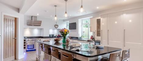 微波爐、焗爐、洗碗機、高腳椅