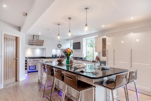 6 Bed in Menston (oc-w32974)