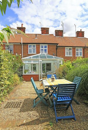Outdoor dining - 2 Bed in Woodbridge (oc-g23) (Woodbridge)