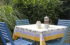 Outdoor dining - 2 Bed in Woodbridge (oc-g23) (Woodbridge)