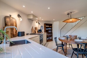 Microwave, oven, dishwasher, cookware/dishes/utensils - 3 Bed in Winfrith Newburgh (oc-w33007) (Winfrith Newburgh)