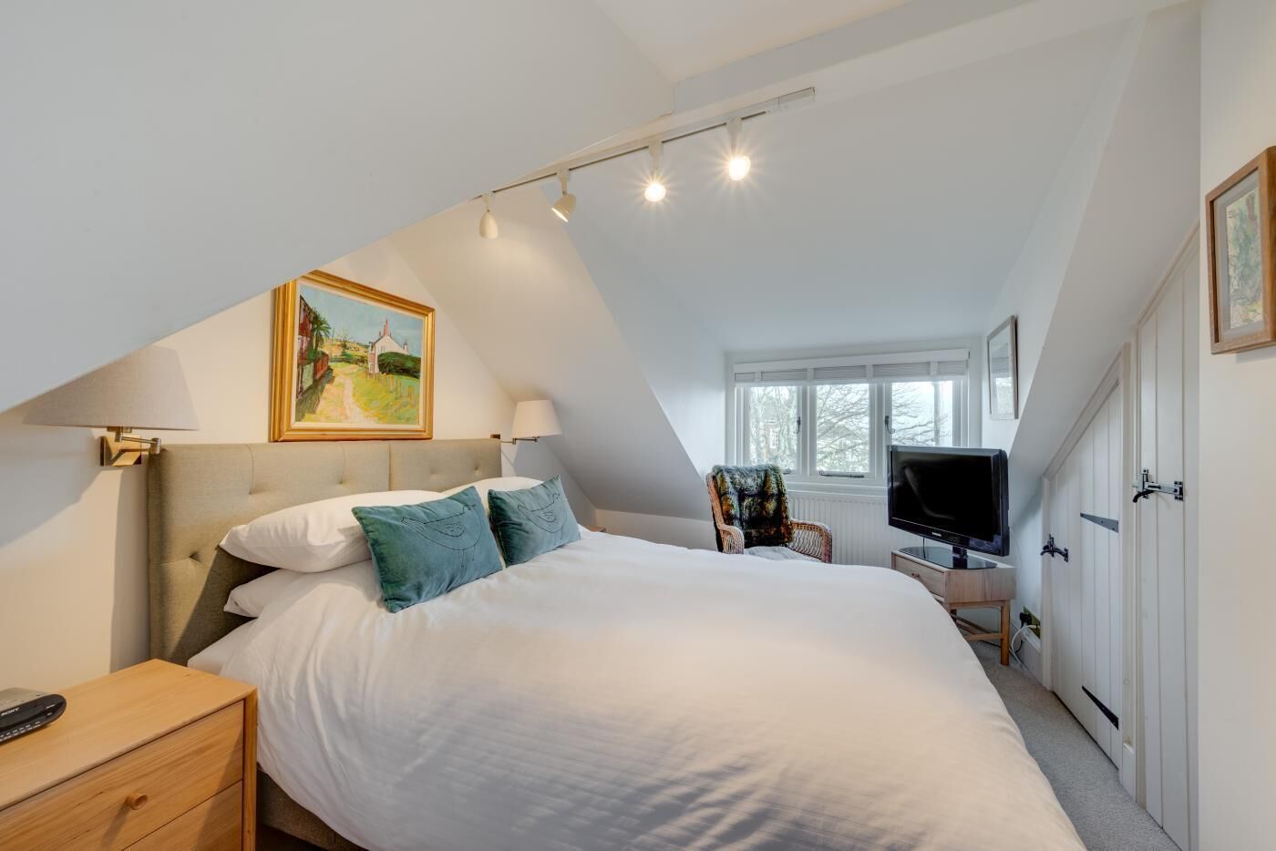 Tabla de planchar con plancha, wifi gratis y ropa de cama 