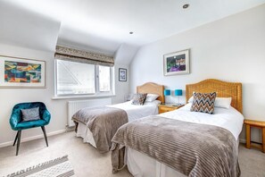 Iron/ironing board, travel cot, free WiFi, bed sheets - 2 Bed in Swanage (oc-wy552) (Swanage)