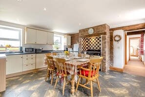 Microwave, oven, dishwasher, highchair - 3 Bed in Scaleby (oc-b33069) (Arthuret)