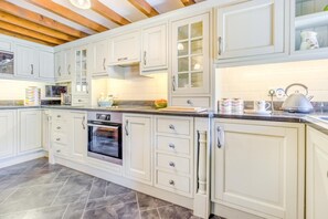 Mikroaaltouuni, uuni, astianpesukone, syöttötuoli