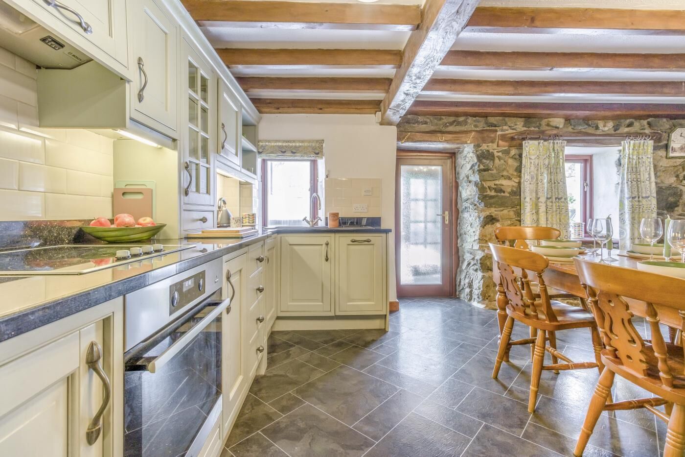 Microondas, horno, lavavajillas y periquera 