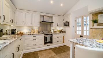 Microwave, oven, dishwasher, cookware/dishes/utensils