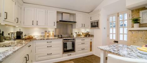 Micro-ondes, four, lave-vaisselle