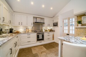 Microwave, oven, dishwasher, cookware/dishes/utensils - 3 Bed in Bath (oc-g32607) (Bath)