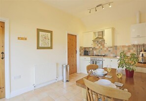 Microwave, oven, dishwasher, cookware/dishes/utensils - 1 Bed in Beccles (oc-hfc) (Wangford)