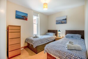 Iron/ironing board, travel cot, free WiFi, bed sheets - 2 Bed in Swanage (oc-wy514) (Swanage)