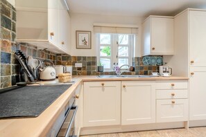 ميكروويف، فرن، غسالة أطباق، كرسي للأطفال