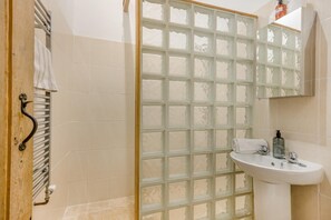 Towels - 1 Bed in Oulton (oc-a32857) (Lowestoft)