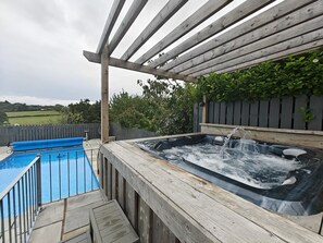 Outdoor spa tub - 3 Bed in Saundersfoot (oc-t33113) (Saundersfoot)