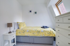 A bedroom with a bed, a nightstand, a dresser, and a window with a view. - 2 Bed in Weymouth (oc-wy518) (Weymouth)