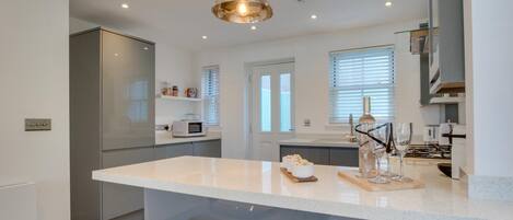 Mikrobølgeovn, ovn, opvaskemaskine, højstol