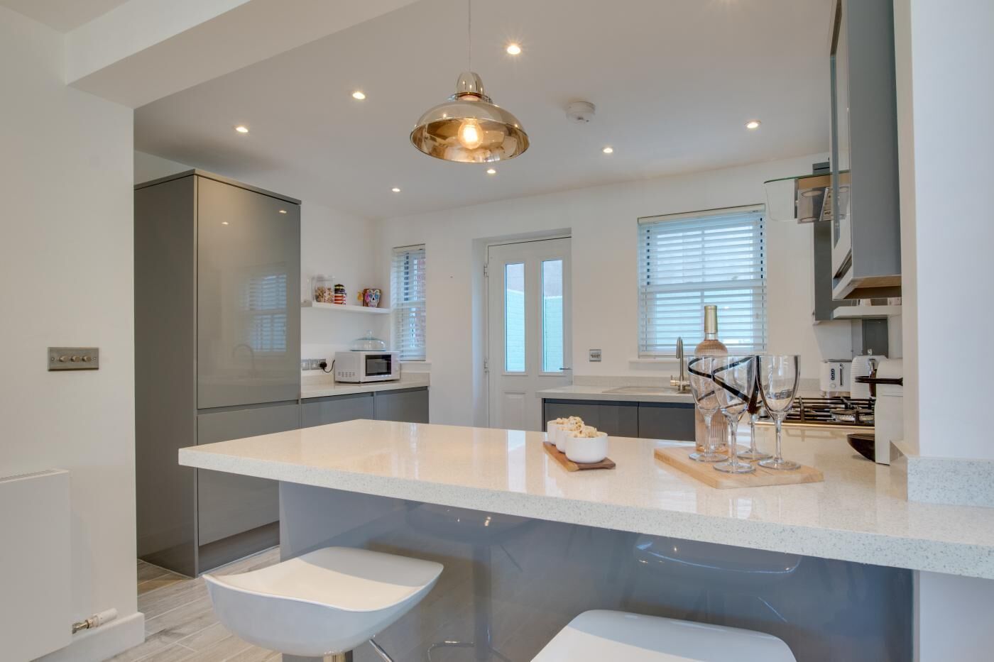 Mikrobølgeovn, ovn, oppvaskmaskin og høy barnestol