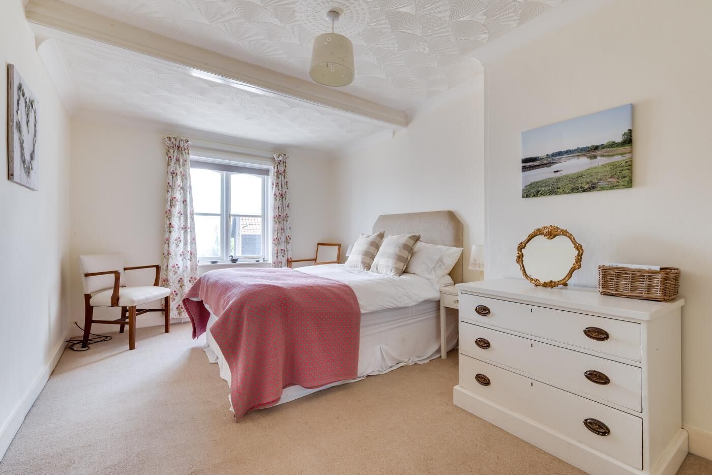 3 bedrooms, iron/ironing board, WiFi (free), bed sheets