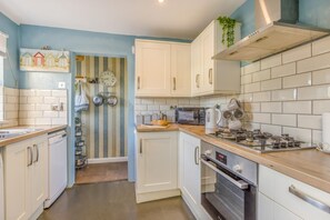 Microwave, oven, dishwasher, cookware/dishes/utensils - 2 Bed in Weymouth (oc-wy492) (Weymouth)