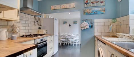 Mikrowelle, Ofen, GeschirrspĂŒler, Hochstuhl