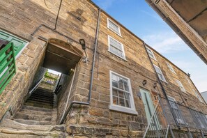 Exterior - 3 Bed in Whitby (oc-h33106) (Whitby)