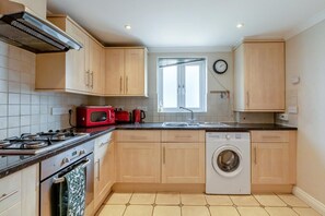 Microwave, oven, dishwasher, high chair - 2 Bed in Weymouth (oc-wy406) (Weymouth)