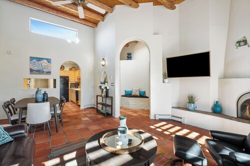 Casa Viaje, Pet Friendly, 2BR/2BA home just 10 minutes from the Plaza.