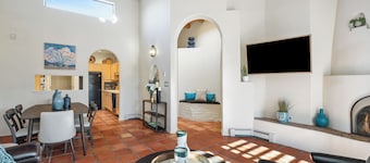 Casa Viaje, Pet Friendly, 2BR/2BA home just 10 minutes from the Plaza.