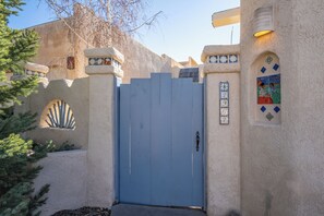 Exterior detail - Casa Viaje, Pet Friendly, 2BR/2BA home just 10 minutes from the Plaza. (Santa Fe)