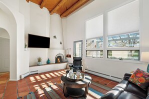 Interior - Casa Viaje, Pet Friendly, 2BR/2BA home just 10 minutes from the Plaza. (Santa Fe)