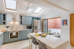 ميكروويف، فرن، غسالة أطباق، مستلزمات طهي/أطباق/أوعية