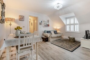TV - 2 Bed in Swanage (oc-wy527) (Swanage)